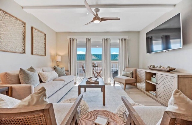 Steps to the Beach and Restaurants! Balcony Ocean View, Pool & Pickleball!