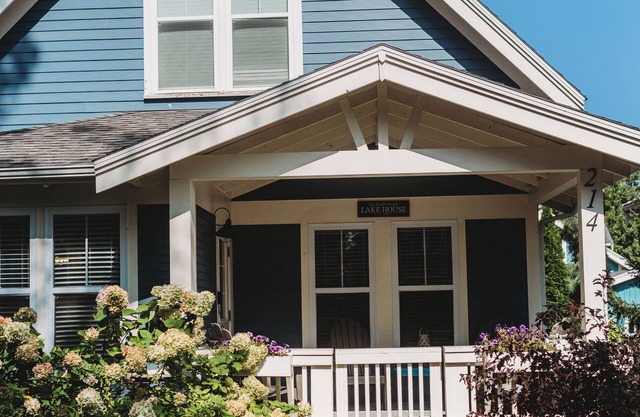 Steps to the beach, pool and town! NEW Private hot tub!