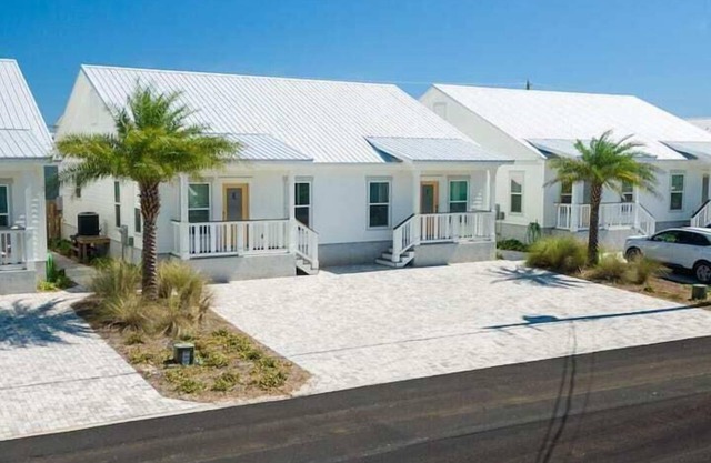 Steps to the Beach and Shops | Pet Friendly