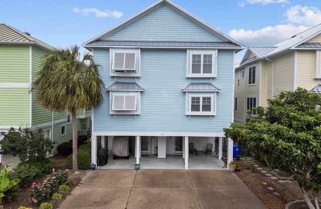 Steps to the Sand in Carolina Beach, Sleeps 10! Villa