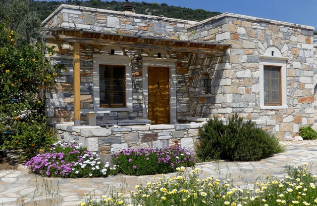Stone-built houses Azalas, very quiet, by the beach, with fireplace