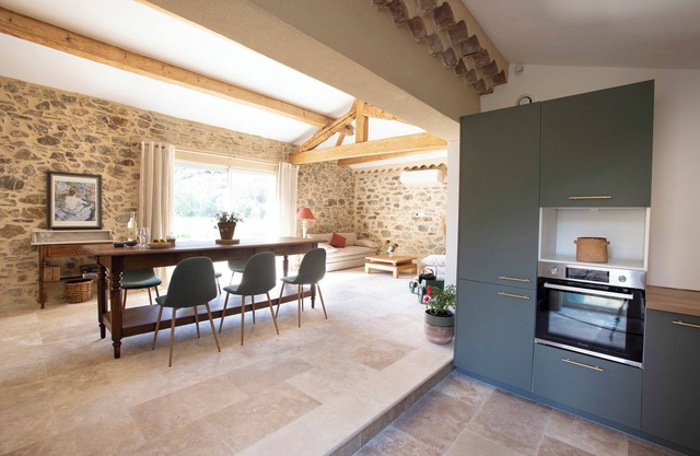 Stone cottage, isolated in the heart of the vineyards, close to the river