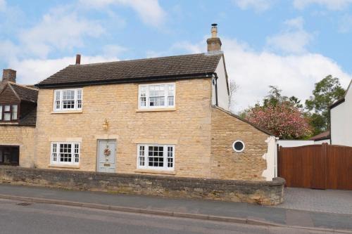 Stone Cottage - Hot Tub, Wooded Garden, Play Area