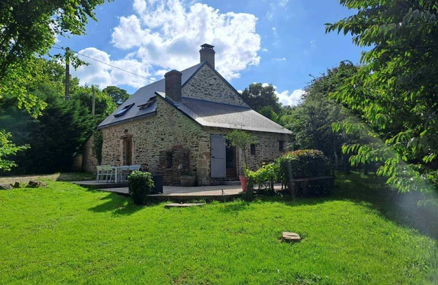 Stone country house near Lake Sidiailles