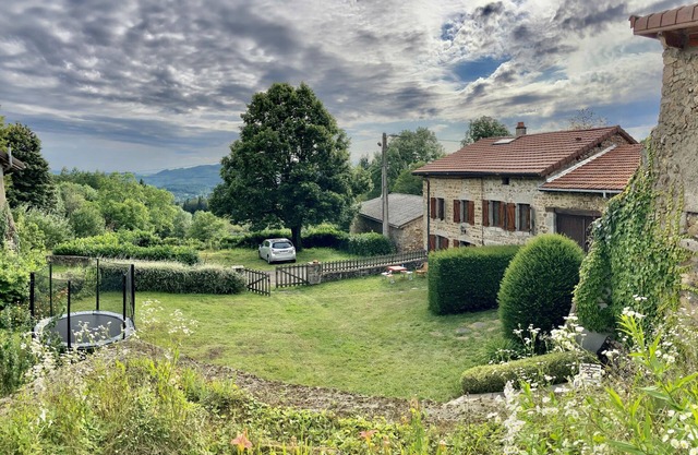 Stone house with quiet garden ideal for families and hikers