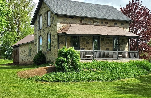 Stone Home Retreat, 3 Bedroom Home in the Country
