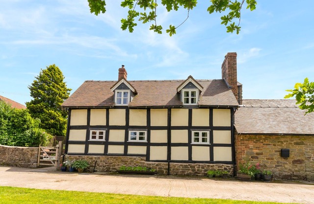 STONE HOUSE, family friendly, luxury holiday cottage in Caynham