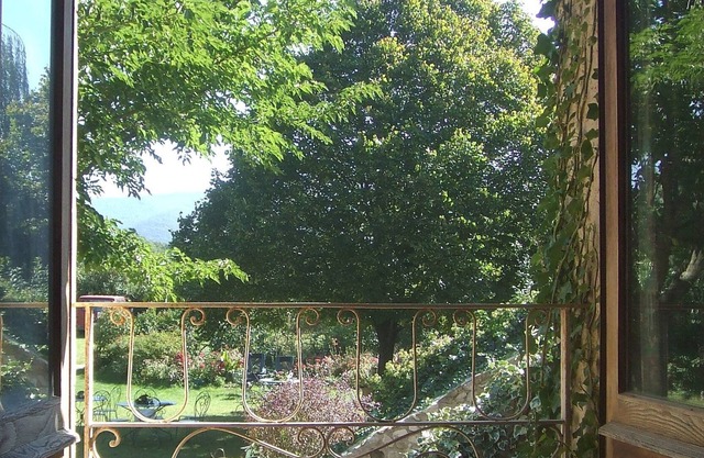 Stone house with swimming pool, in a green setting, facing the Vercors.