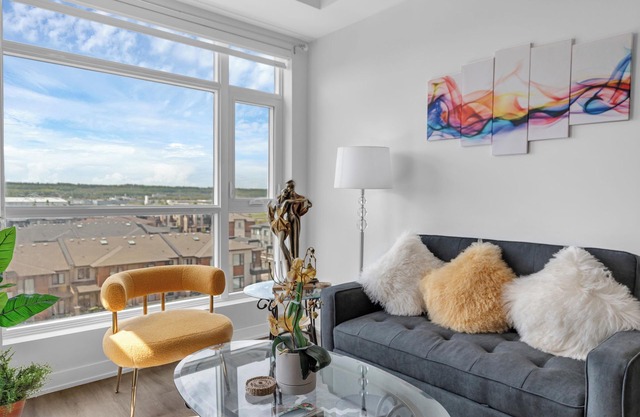 Stoney Creek Home ~ Modern Chic Condo ~ Comfort