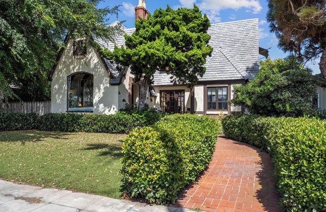 Storybook Beach House 2 blocks from the Beach or Mission Bay with Pool & Hot tub