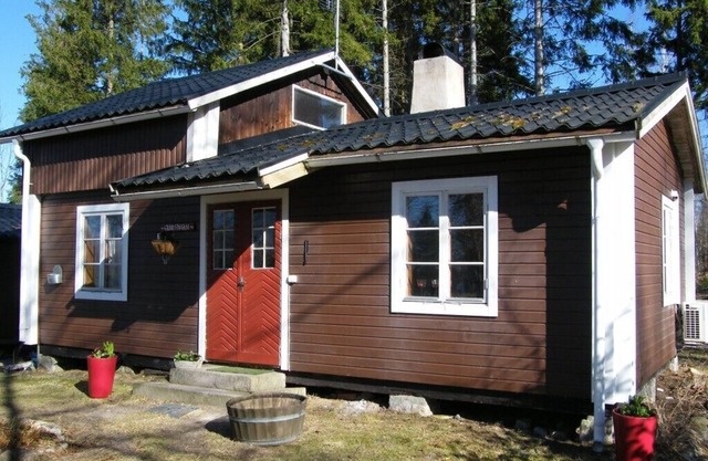 Strandnära Stuga vid Sjön Möckeln