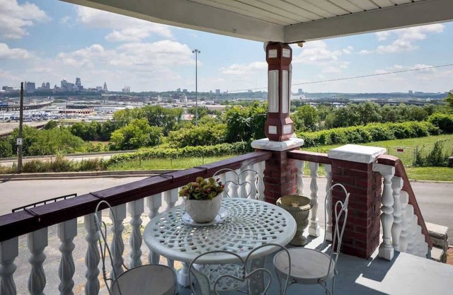 Strawberry Hill Bungalow w/Incredible DT Views