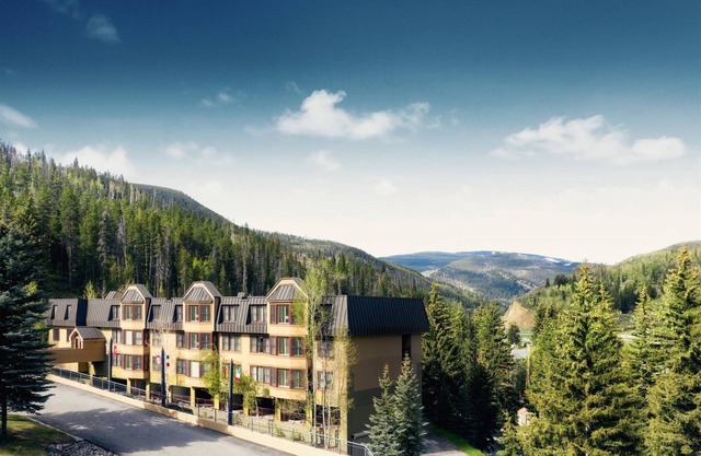Streamside at Vail 2BR in West Vail - shuttle to slopes, indoor pool & more!