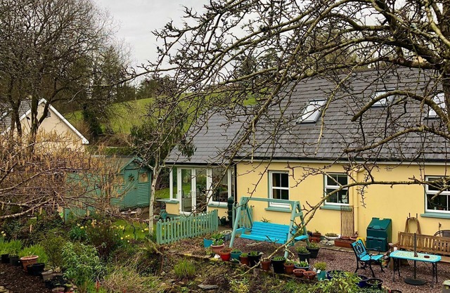 Streamside cottage on the Wild Atlantic Way with WiFi & Parking