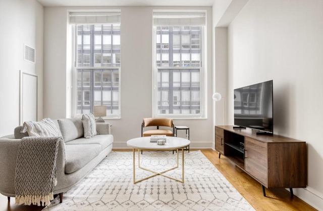 Streeterville 1br w pool roof gym nr lakefront CHI-827