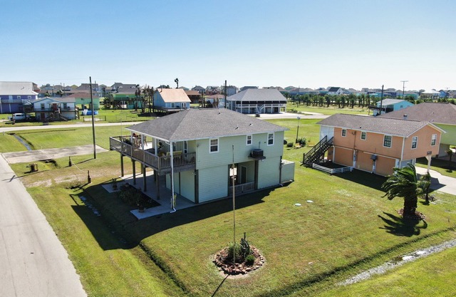 Stroll the Beach! Relaxing Home 7 Min Walk to Beach+ Outdoor Space