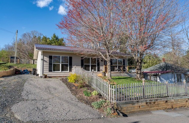 Stroll to Park, Shops, Restaurants in Downtown WJ!