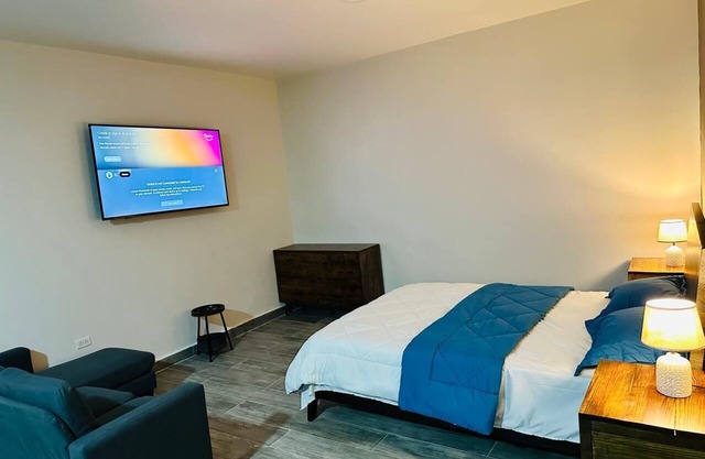 Studio 4 Luxurious, 3-minute walk to the beach in an exclusive neighborhood.