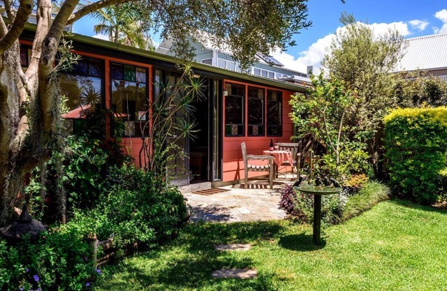 Studio 44 B&B Balmain. A cottage in a garden.