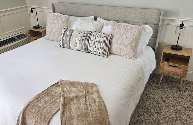 Studio ~5min drive to Weirs & ~7min NH Bank Pavilion, ~15min Gunstock MTN