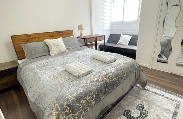 Studio A– Elegant Chic Retreat Near London Landmarks