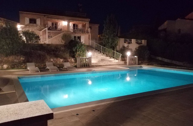 STUDIO Air-conditioned 2P Superb Pool BBQ Private garden in Roquebrune sur Argens