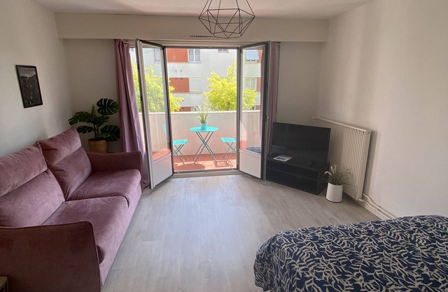 Studio Apartment 'Grand Studio Avec Loggia' with Private Terrace, Balcony and Wi-Fi