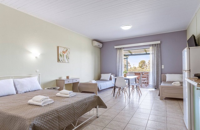 Studio Apartment '4' with Private Terrace, Wi-Fi and Air Conditioning