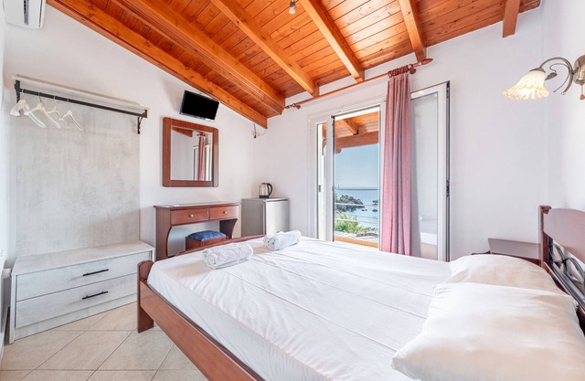 Studio Apartment 'Alex Bar Apartment 11' with Sea View, Wi-Fi and Air Conditioning