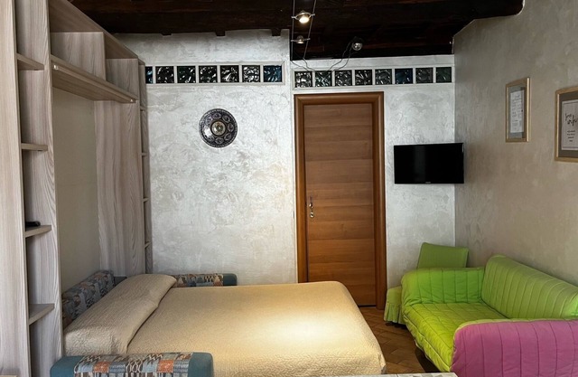 Studio apartment in the center of town between lake and numerous spa sites.