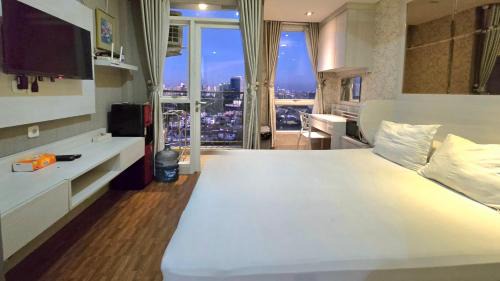 Studio Apartment JiExpo Kemayoran Sunrise View -Min Stay 3 nights-