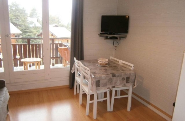 Studio Apartment "Les Fontettes 2" near Slopes with Balcony & Shared Pool