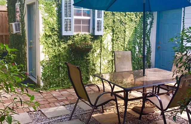 Studio Apartment Upper Garden District 2 blocks from Magazine Street.