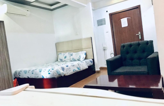 Studio Apartment with African Art,Pool,WiFi & Gym