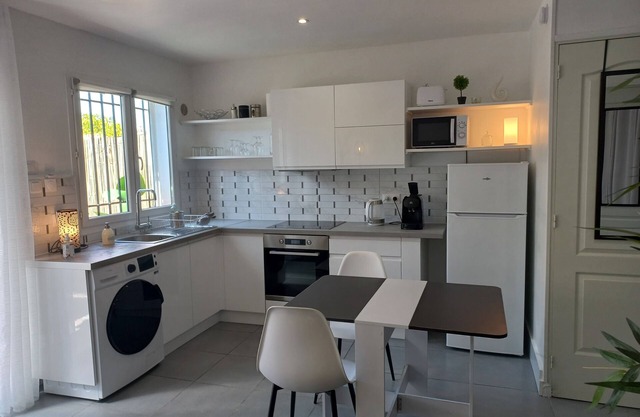 Studio apartment with parking and outdoor area - 20 minutes from the beach