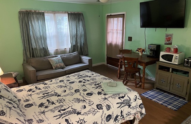 Studio Apt. at the Boat House - Water Front, Pet Friendly, WiFi, Smart TV