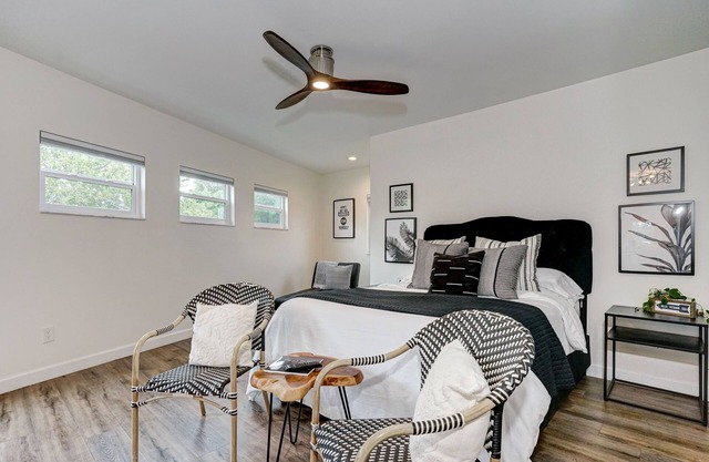 Studio Apt w/Private Balcony Overlooking Downtown Main St