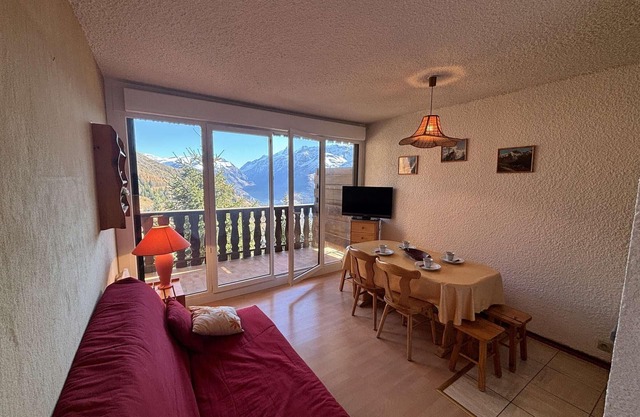 Studio cabin at the slopes with balcony and free parking