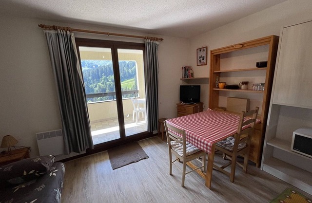 Studio cabin with balcony near slopes and parking