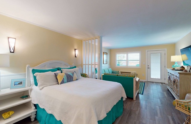 Studio Condo in Town, Near Beach, Shared Pool and Hot Tub