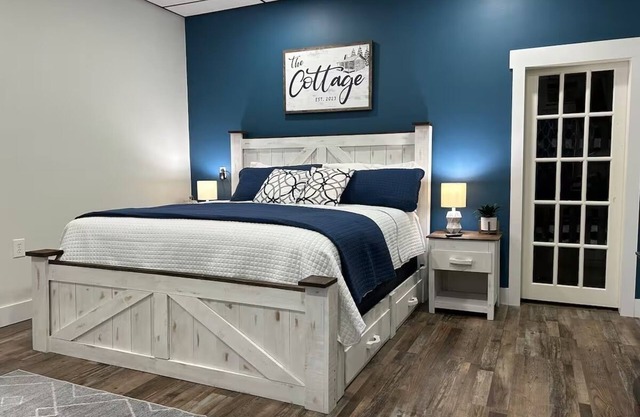 Studio Cottage on the Square, entire rental unit in Jamestown, Kentucky