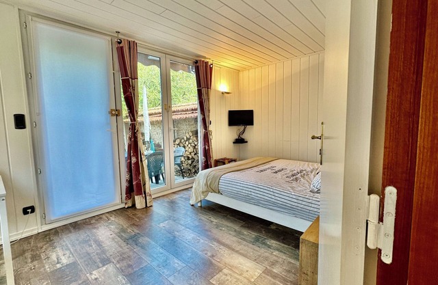 Studio du Bourgneuf in Chartres, with terrace, garden and swimming pool