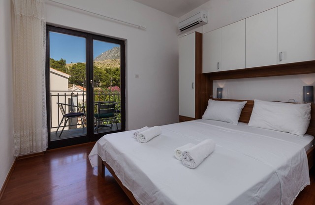 Studio flat with balcony and sea view Lokva Rogoznica, Omiš (AS-2973-b)