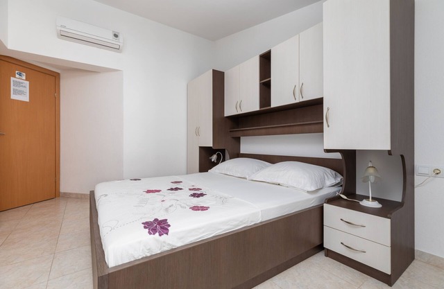 Studio flat with balcony Makarska (AS-22017-f)