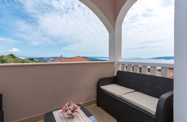 Studio flat with terrace and sea view Seget Vranjica, Trogir (AS-12499-c)