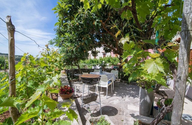 Studio flat with terrace Veli Lošinj, Lošinj (AS-21185-a)