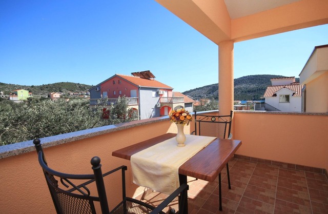Studio flat with terrace and sea view Vinišće, Trogir (AS-8660-a)