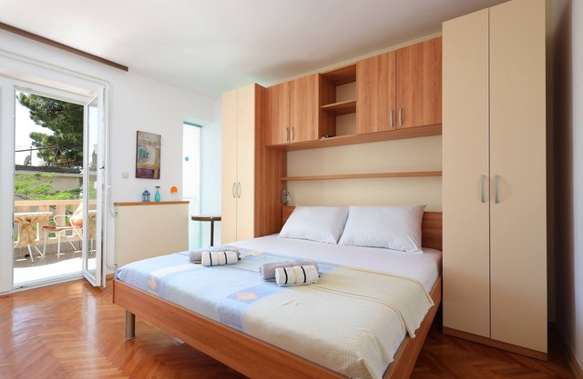 Studio flat with terrace Brela, Makarska (AS-18356-d)