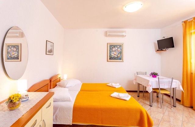 Studio flat with terrace Brela, Makarska (AS-13118-a)
