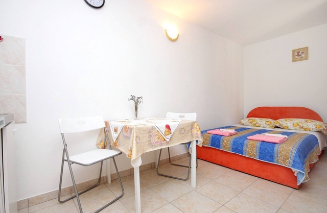 Studio flat with terrace Valun, Cres (AS-8081-b)